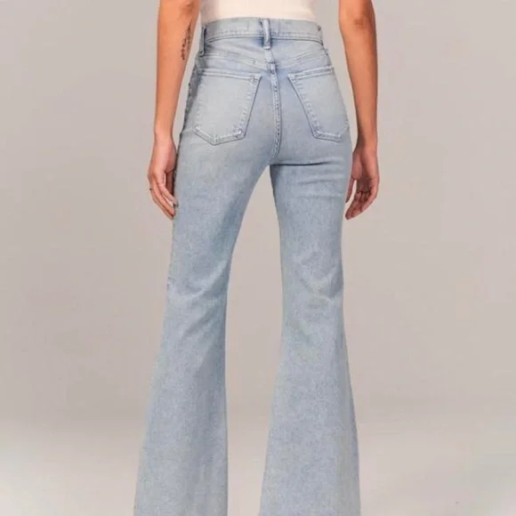 High-Waisted Light Blue Flare Jeans Abercrombie and Fitch - Picture 2 of 5